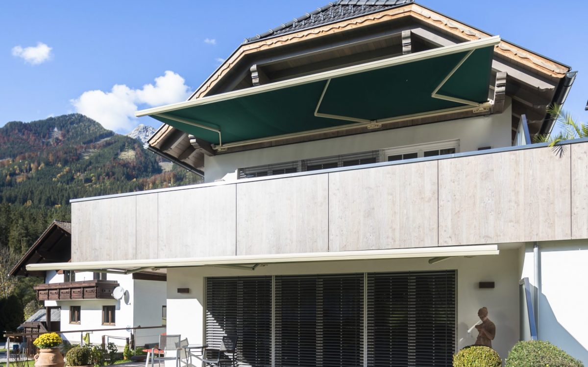 Nachgerüstete Markisen an einem bestehenden Wohnhaus als Sonnenschutz für Balkon und Terrasse